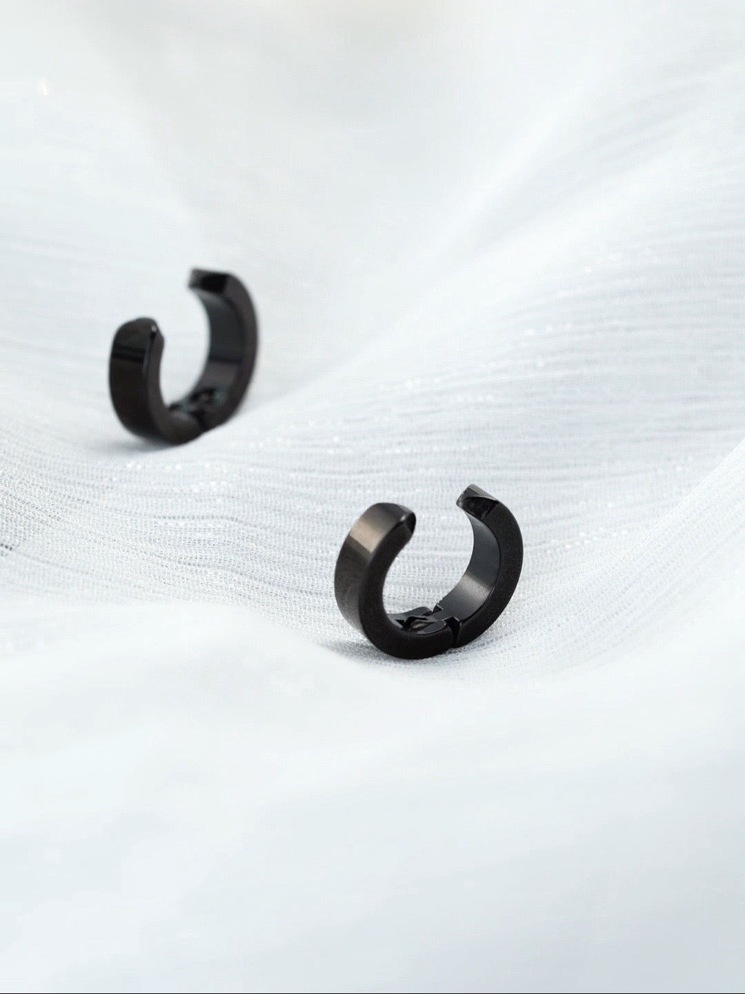 Titanium steel earrings, cool and stylish ear clips for men, no ear piercing, trendy and personalized stud earrings for men, black and versatile for men.