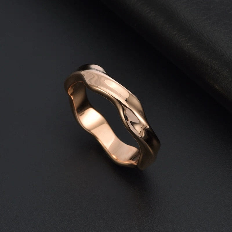 Titanium steel ring, Mobius ring for men, unique and trendy accessory, small-scale and minimalist design for men.