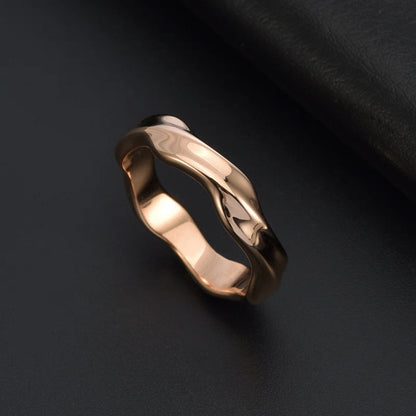 Titanium steel ring, Mobius ring for men, unique and trendy accessory, small-scale and minimalist design for men.