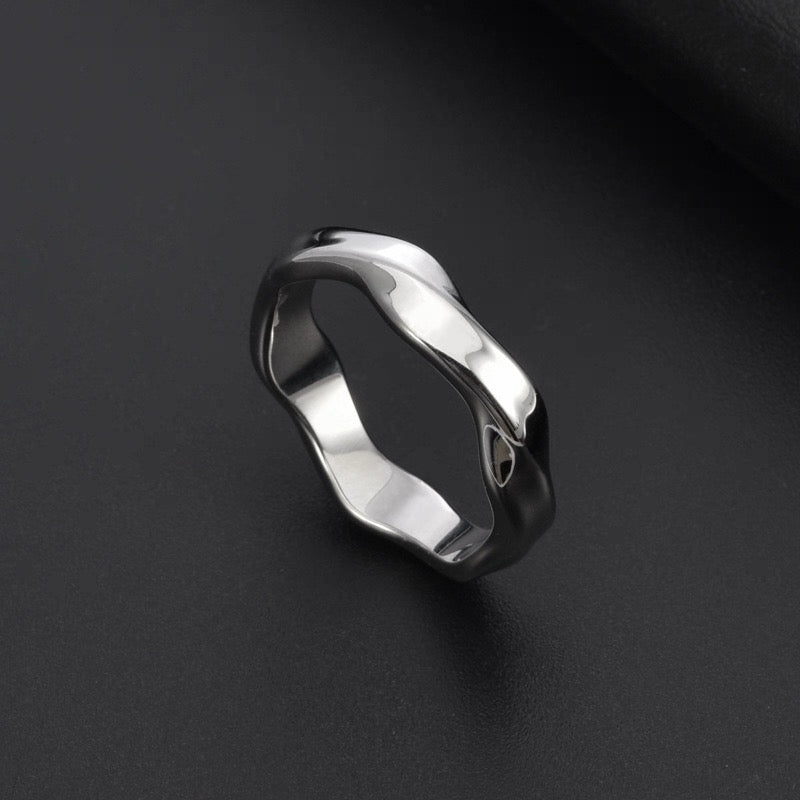 Titanium steel ring, Mobius ring for men, unique and trendy accessory, small-scale and minimalist design for men.