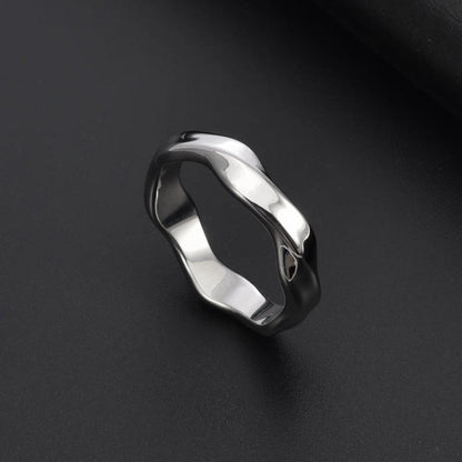 Titanium steel ring, Mobius ring for men, unique and trendy accessory, small-scale and minimalist design for men.