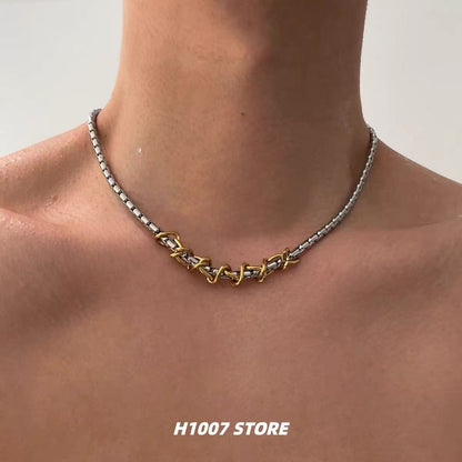 Titanium steel necklace, gold and silver twisted necklace for men, short-length collar chain, trendy accessory, unique jewelry, suitable for both men and women.