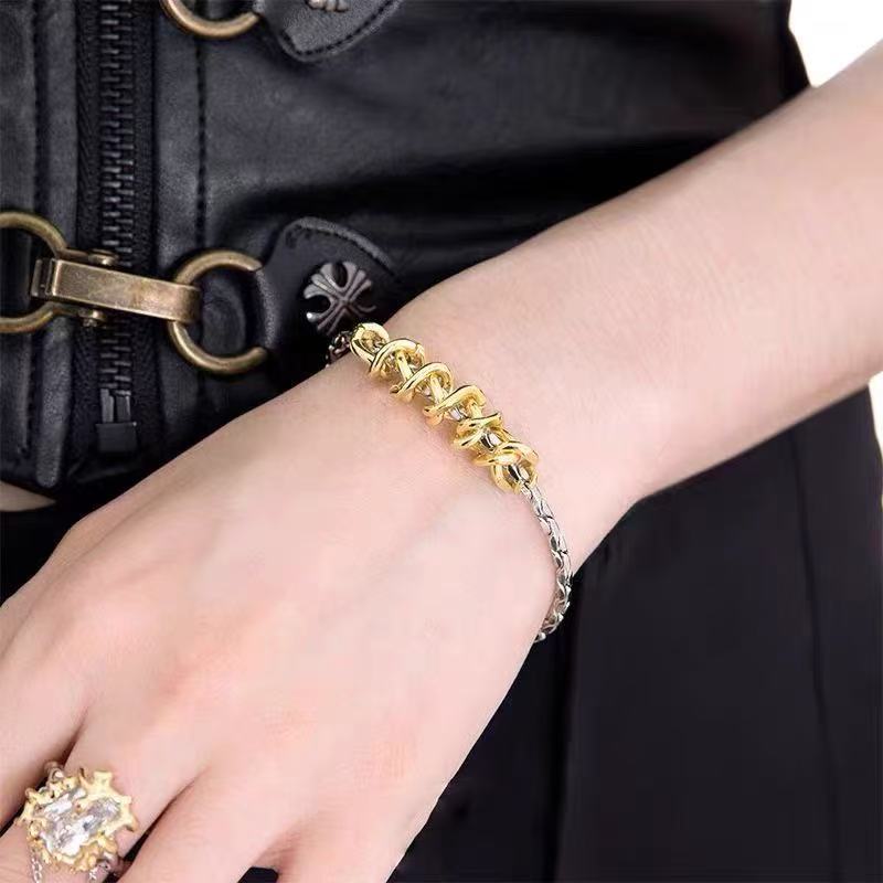 Titanium steel necklace, gold and silver twisted necklace for men, short-length collar chain, trendy accessory, unique jewelry, suitable for both men and women.