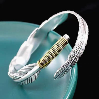 Copper alloy bracelet, vintage gold-tipped feather bracelet, elegant and retro design, distressed finish, fashionable and individualistic, adjustable.