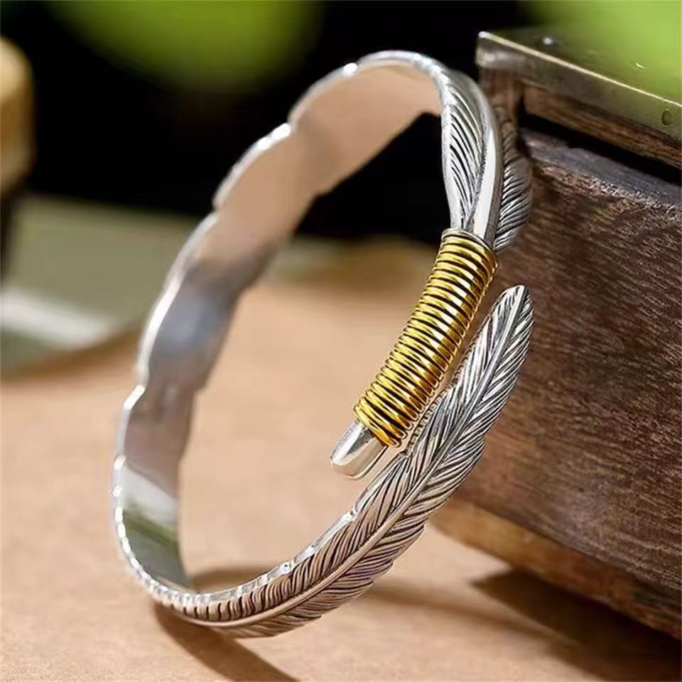Copper alloy bracelet, vintage gold-tipped feather bracelet, elegant and retro design, distressed finish, fashionable and individualistic, adjustable.