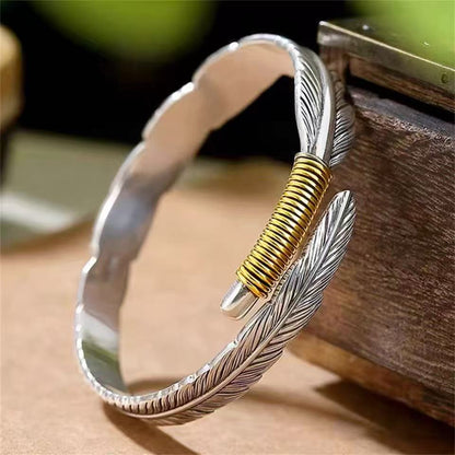 Copper alloy bracelet, vintage gold-tipped feather bracelet, elegant and retro design, distressed finish, fashionable and individualistic, adjustable.