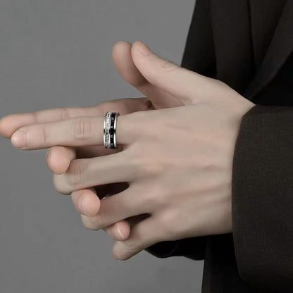 Rotatable titanium steel diamond-encrusted Roman numeral ring for men and women, fashionable, niche, high-end, edgy ring for the index finger.